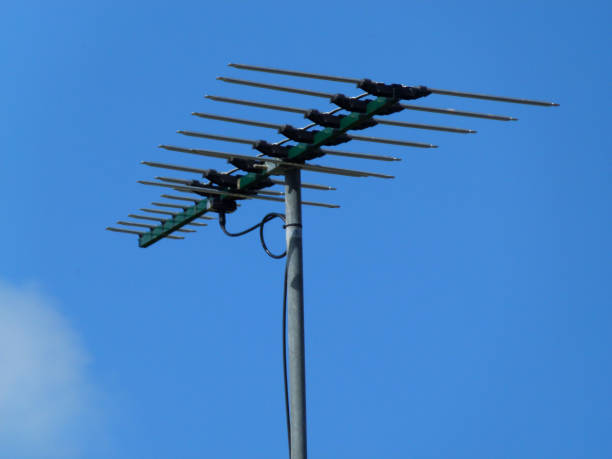 tv aerial - television aerial roof antenna city imagens e fotografias de stock