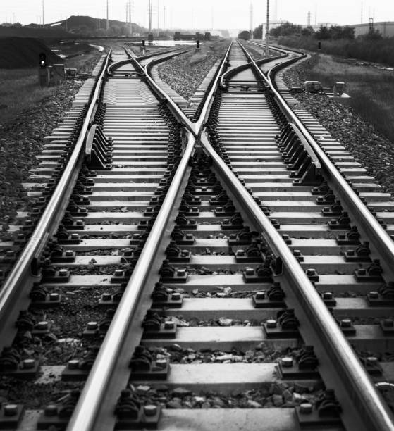 zbliżenie na skrzyżowaniu kolejowym - railroad track direction choice transportation zdjęcia i obrazy z banku zdjęć