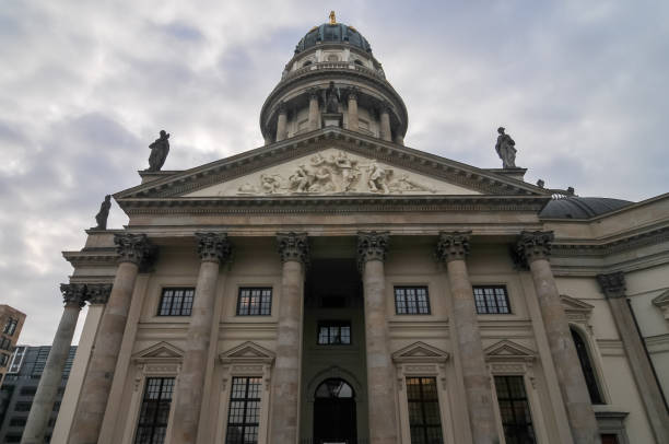 ドイツ大聖堂-ベルリン - berlin germany gendarmenmarkt schauspielhaus germany ストックフォトと画像