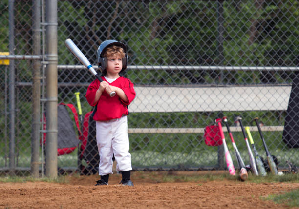 junges kind spielt baseball - baseball hitting baseball player child stock-fotos und bilder