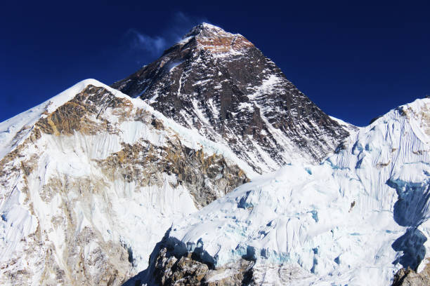 the mighty mt. everest. - kala pattar imagens e fotografias de stock