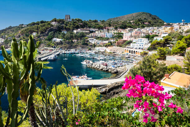 port de l'île d'ustica à la mer tyrrhénienne située près de palerme, sicile, italie - tyrrhenian photos et images de collection