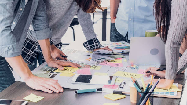 fermez le concepteur créatif applaudir pour le succès d'emploi à la table de réunion au bureau. - brainstorming photos et images de collection