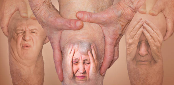 hombres mayores sosteniendo la rodilla con dolor. collage. concepto de dolor abstracto y desesperación. - mujeres mayores fotos fotografías e imágenes de stock