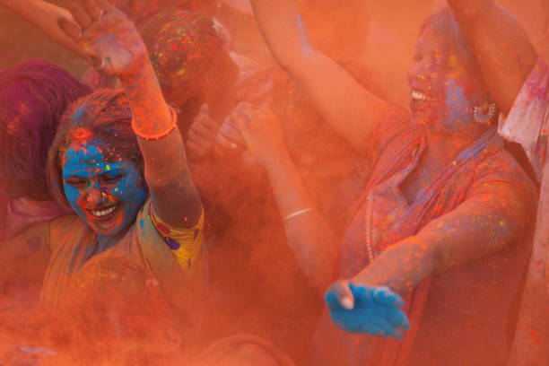 jugendliche feiern holi festival in indien - asian culture dancing women people stock-fotos und bilder