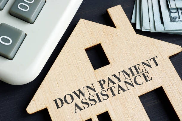 istock Down payment assistance written on a model of home. 1133518074