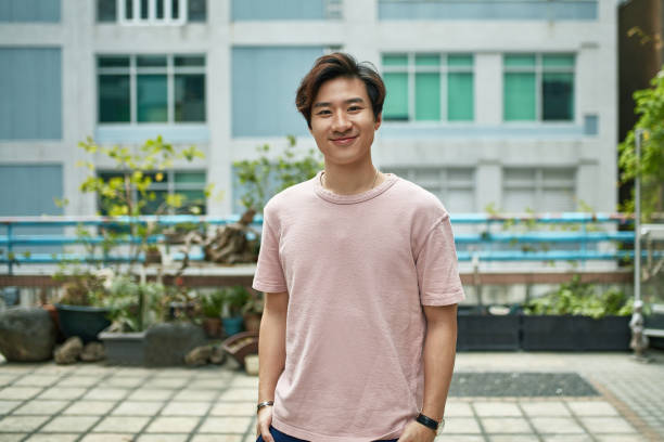 retrato de joven sonriente en la terraza de la ciudad - chinese ethnicity fotografías e imágenes de stock