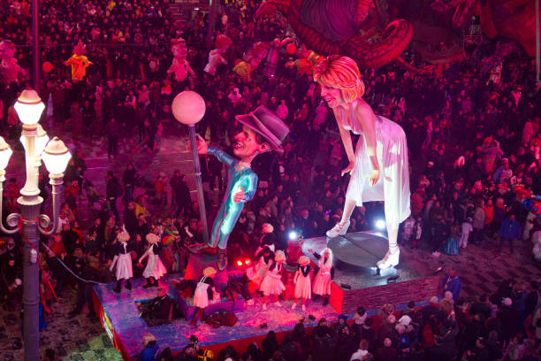 persone che celebrano il carnevale in piazza massena, nizza, francia - city of nice france massena city foto e immagini stock