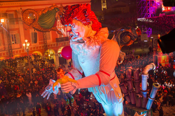 persone che celebrano il carnevale in piazza massena, nizza, francia - city of nice france massena city foto e immagini stock