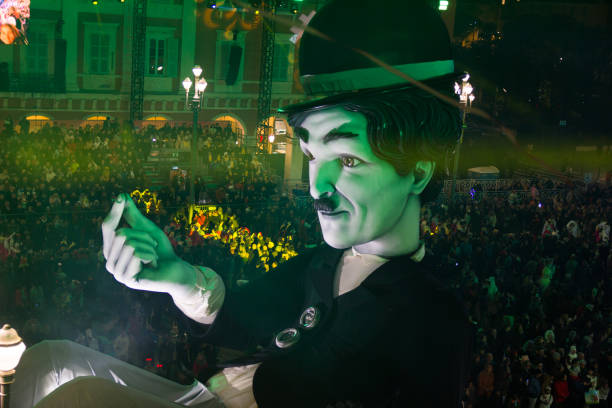 persone che celebrano il carnevale in piazza massena, nizza, francia - city of nice france massena city foto e immagini stock