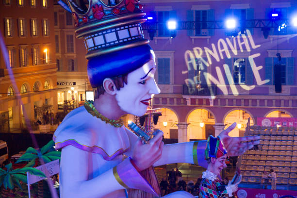 persone che celebrano il carnevale in piazza massena, nizza, francia - city of nice france massena city foto e immagini stock