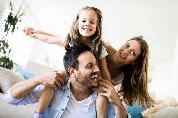 家�庭で楽しい時間を過ごしている幸せな家族 - fun time ストックフォトと画像