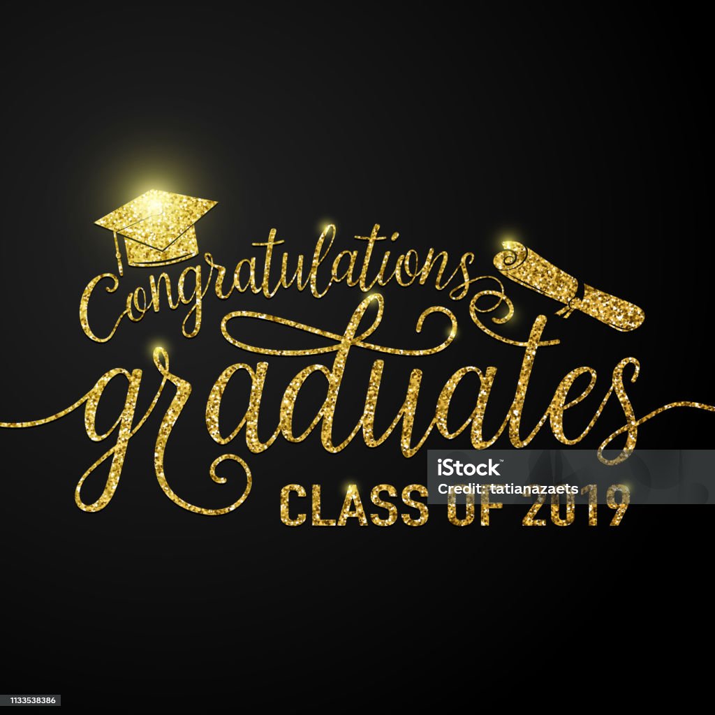 Illustrazione vettoriale su graduazione nera background congratulazioni laureati 2019 classe di, glitter, segno scintillante per la festa di laurea. Saluto tipografico, biglietto d'invito con diplomi, cappello - arte vettoriale royalty-free di Dorato - Colore descrittivo