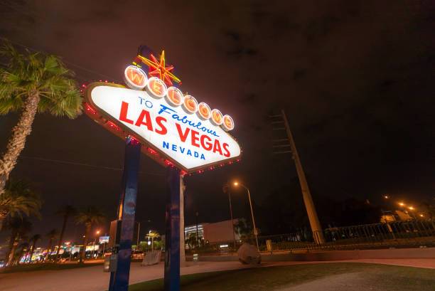 cartel famoso de las vegas - welcome to fabulous las vegas sign las vegas metropolitan area famous place night fotografías e imágenes de stock