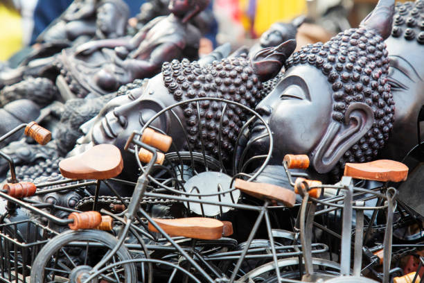souvenir buddisti che vendono per strada - human face india new delhi traditional culture foto e immagini stock