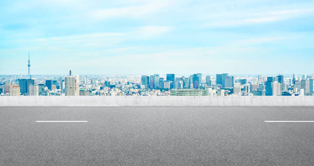 모형에 대 한 도쿄 스카이 라인과 빈 아스팔트도로 - tokyo tower 이미지 뉴스 사진 이미지