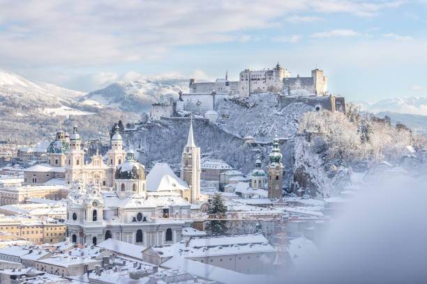 зальцбург старый город и крепость зимой, снежный солнечный день, австрия - salzach river стоковые фото и изображения