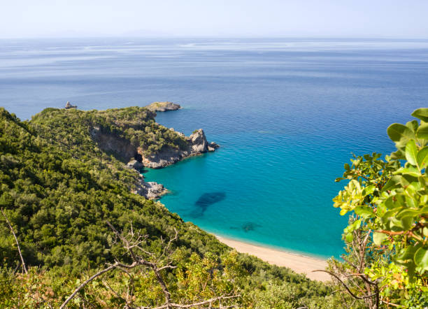 에 게 해, 숲과 산의 아름 다운 경치는 evia 섬, 화창한 날에는 그리스 - vibrant color mountain bay beach 뉴스 사진 이미지