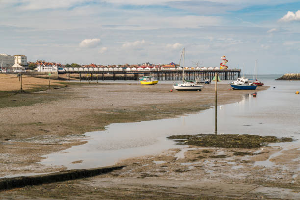 Herne Bay, Kent, England, UK Herne Bay, Kent, England, UK - September 21, 2017: View at the beach, Neptunes Arm, some boats and the pier herne bay stock pictures, royalty-free photos & images