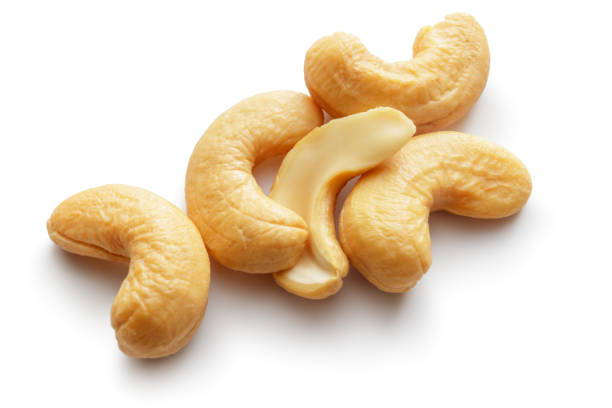 nüsse: cashews auf weißem hintergrund isoliert - cashewnuss stock-fotos und bilder