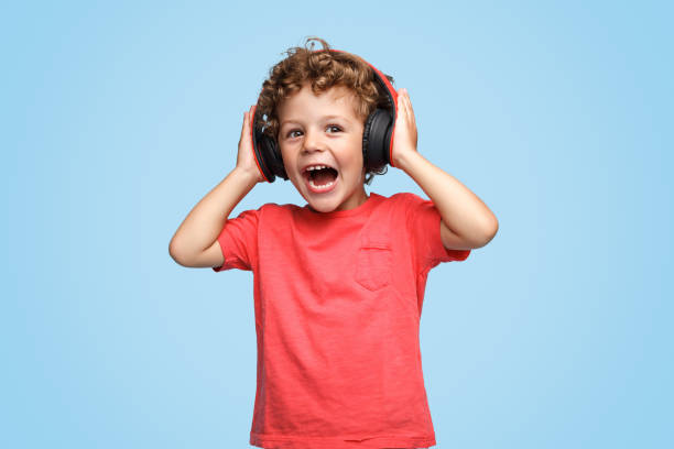 głośny chłopiec słuchający muzyki - decibel zdjęcia i obrazy z banku zdjęć