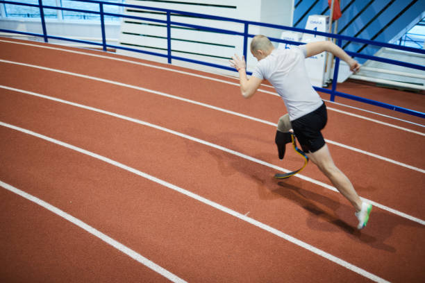 corredor rápido - running sprinting blurred motion men - fotografias e filmes do acervo