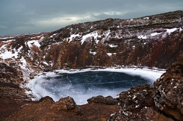 as cores do inverno de kerio bonito, ou cratera de kerid em islândia ocidental. rocha vulcânica vermelha - kerith - fotografias e filmes do acervo