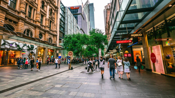 streetview de la calle peatonal pitt llena de gente en sydney australia - pitt street mall fotografías e imágenes de stock