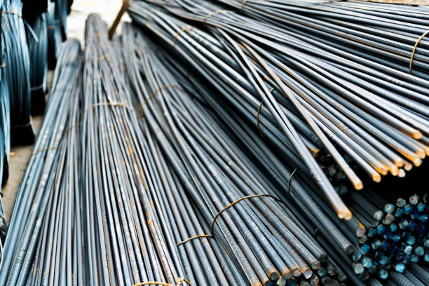 стальные рулоны проволоки и стальные прутья на строительной площадке - electrical component steel rod iron стоковые фото и изображения