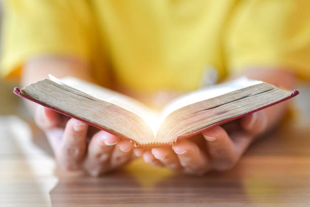 mujeres leyendo la sagrada biblia., leyendo abook. - female meditating human hand christianity fotografías e imágenes de stock