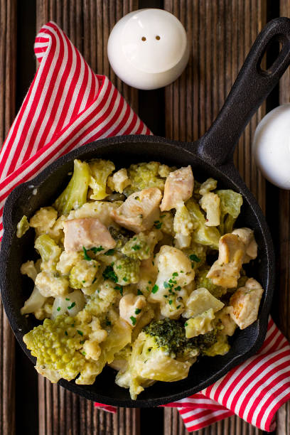 брокколи, брокколи романеско и цветная капуста с курицей в сливочном соусе - romanesco broccoli стоковые фото и изображения