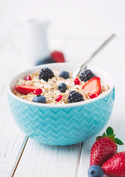 desayuno saludable de muesli con frutas - cereal breakfast granola healthy eating fotografías e imágenes de stock