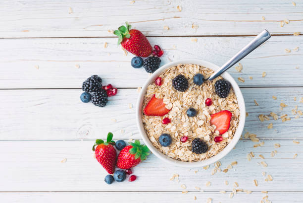 colazione sana con muesli e bacche - avena cereali da colazione foto e immagini stock