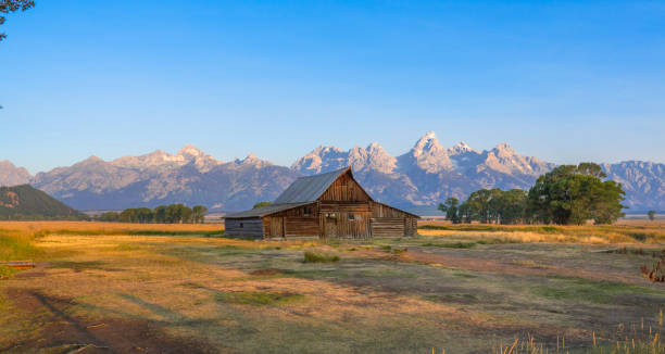 quartier historique de mormon row, grand teton - wyoming teton range jackson hole autumn photos et images de collection