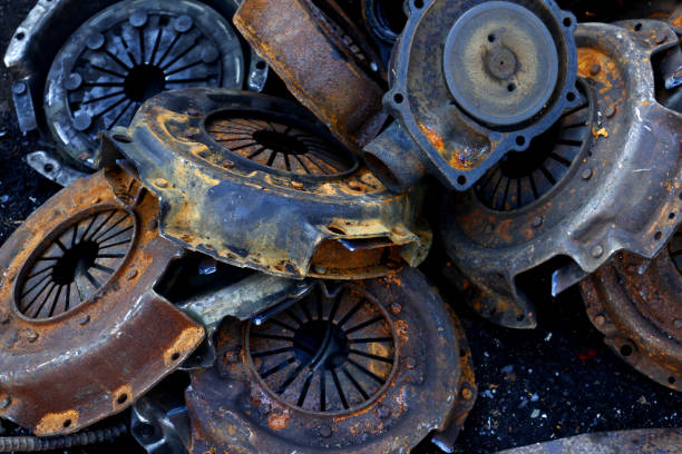 peças sobresselentes oxidadas, velhas e quebradas do carro - recycling center junkyard car scrap metal - fotografias e filmes do acervo