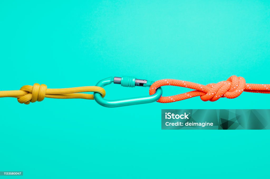 Concetti di collaborazione e connessione, corde e moschettoni. - Foto stock royalty-free di Concetti
