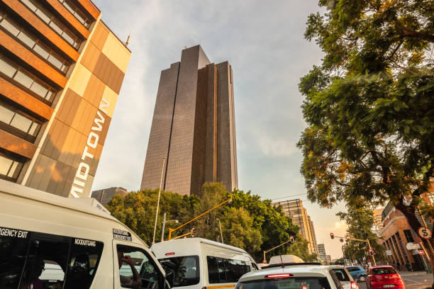 route de la ville urbaine de pretoria avec le gratte-ciel de la réserve sud-africaine - pretoria photos et images de collection