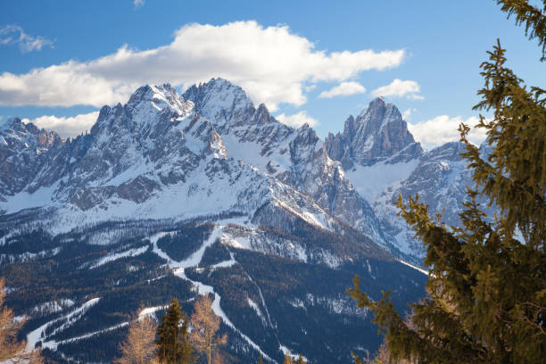 monte elmo, dolomites, itália-esqui de montanha e snowboard. sexten (sesto), trentino-alto adige, puster valley (alta pusteria), tirol do sul. - val pusteria - fotografias e filmes do acervo