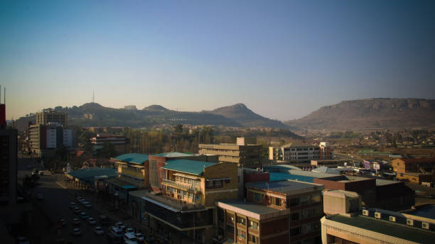 luftpanorama-blick auf maseru, hauptstadt von lesotho - lesotho stock-fotos und bilder