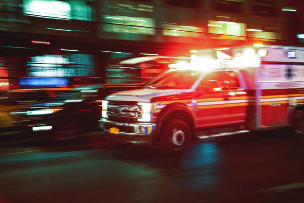 ambulanza motion blur stati uniti - vehicle wreck foto e immagini stock