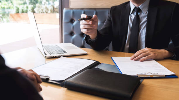 Employer arriving for a job interview, businessman listen to candidate answers explaining about his profile and colloquy dream job, manager sitting in job Interview talking in modern office. empleador llegando a una entrevista de trabajo, hombre de negocios escuchar respuestas de los candidatos explicando sobre su perfil y el trabajo de sueño de coloquio, gerente sentado en el trabajo entrevista hablando en la oficina moderna