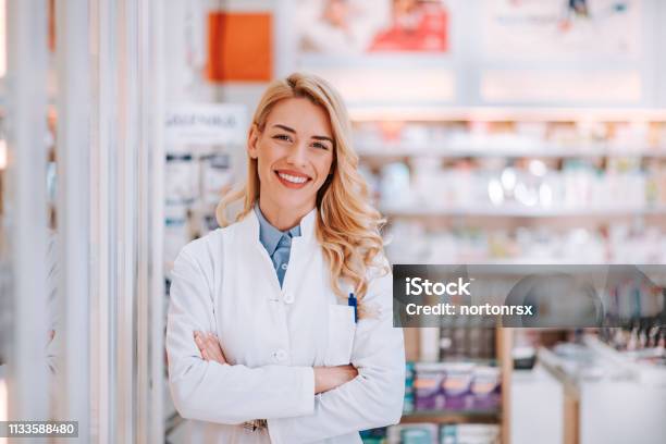 Ritratto Di Un Operatore Sanitario Sorridente In Farmacia Moderna - Fotografie stock e altre immagini di Farmacia