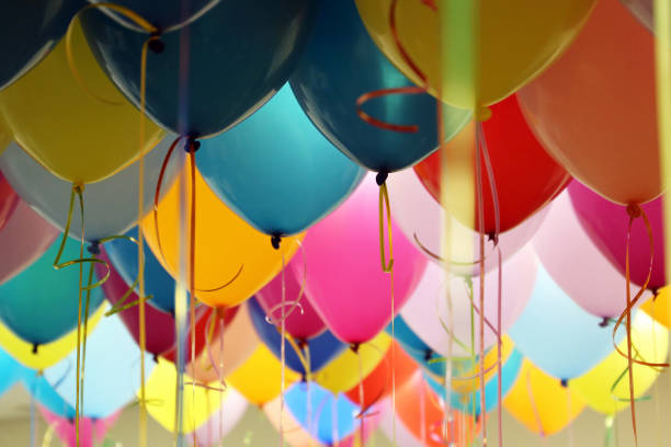 globos de helio con cintas en la oficina - globo decoración fotos fotografías e imágenes de stock