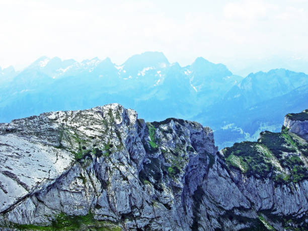 the spiky alpine peaks of grätterinfirst at the alpstein mountain range - switzerland cold green rock imagens e fotografias de stock