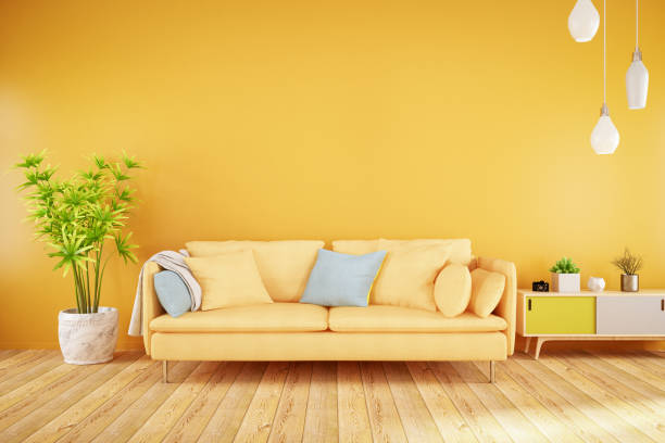gelbes wohnzimmer mit sofa - gelb stock-fotos und bilder