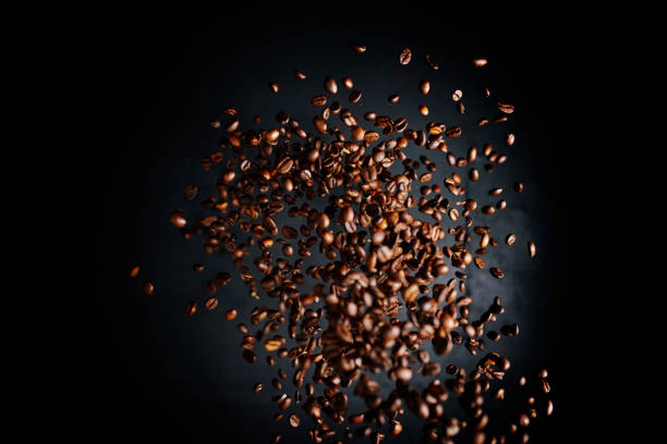 explosión de comida de café con granos de café - high speed flash fotografías e imágenes de stock