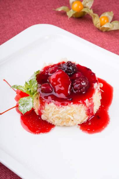 cake with berries and red syrup - cheesecake syrup almond cream imagens e fotografias de stock