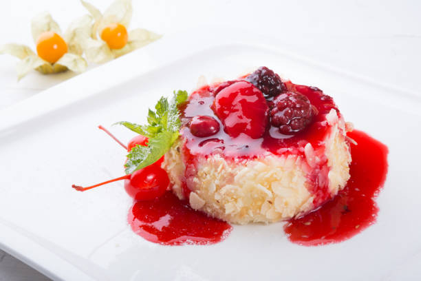 cake with berries and red syrup - cheesecake syrup almond cream imagens e fotografias de stock