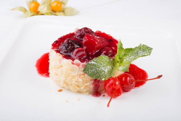 cake with berries and red syrup - cheesecake syrup almond cream imagens e fotografias de stock
