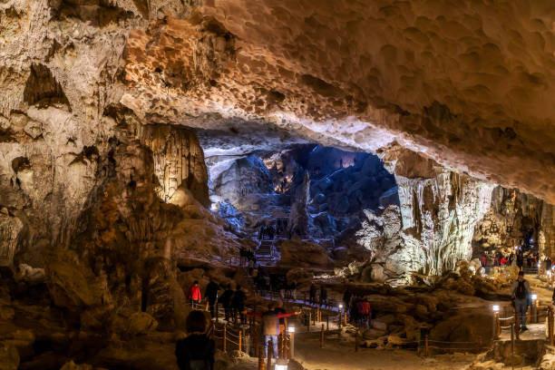 grotte sombre profond à l'intérieur près de l'entrée. souterrain de pierre de roche de montagne. fond de nature de ha long vietnam - geological feature cave sedimentary rock limestone photos et images de collection